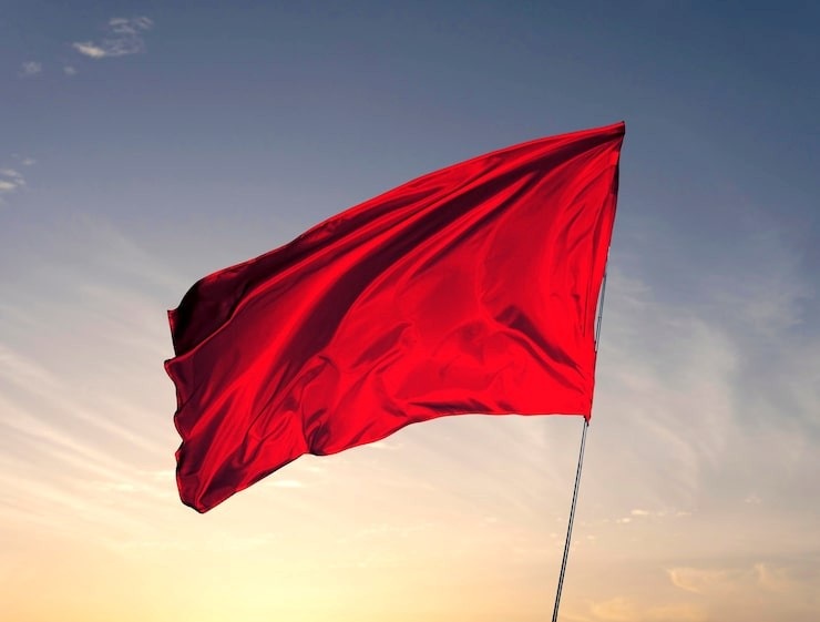 Bandera roja que simboliza las señales de alerta en una relación de pareja