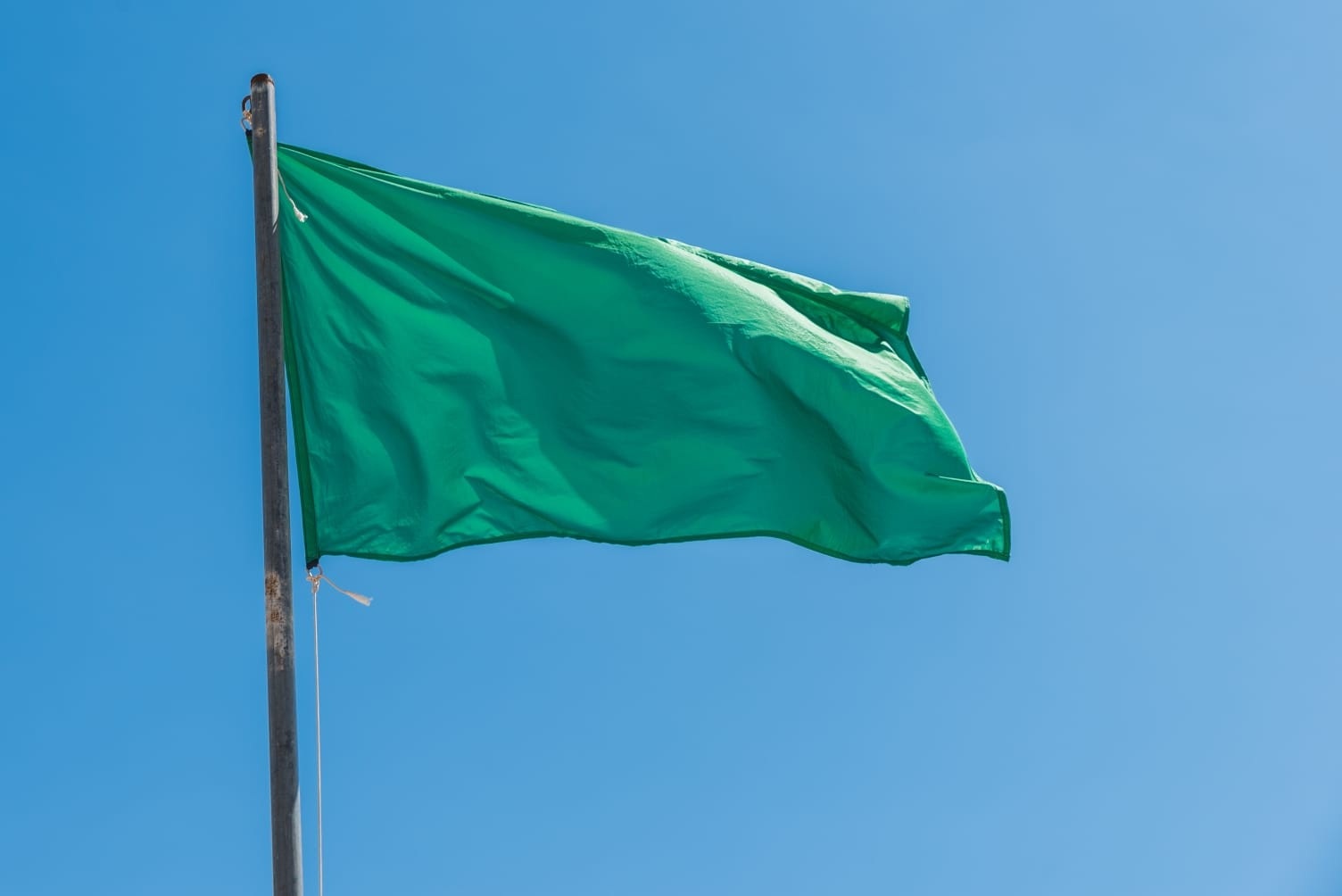 Bandera verde que representa señales saludables o positivas de una relación de pareja