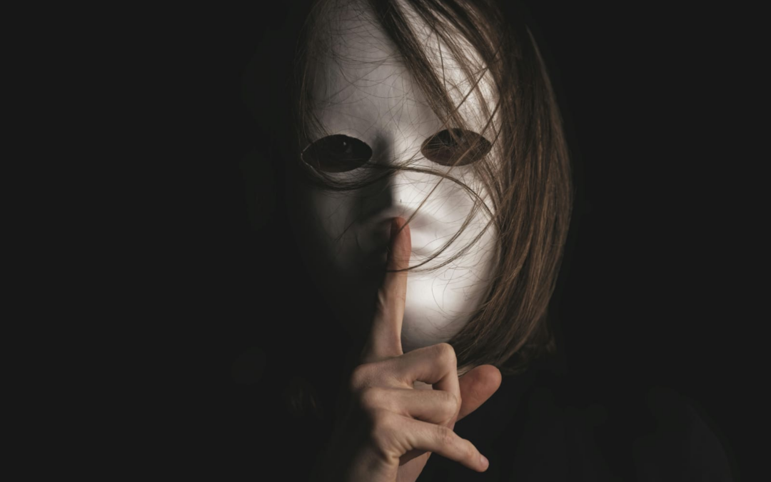 Imagen de una persona con una máscara pidiendo "silencio", que representa el denominado "Síndrome del Impostor".