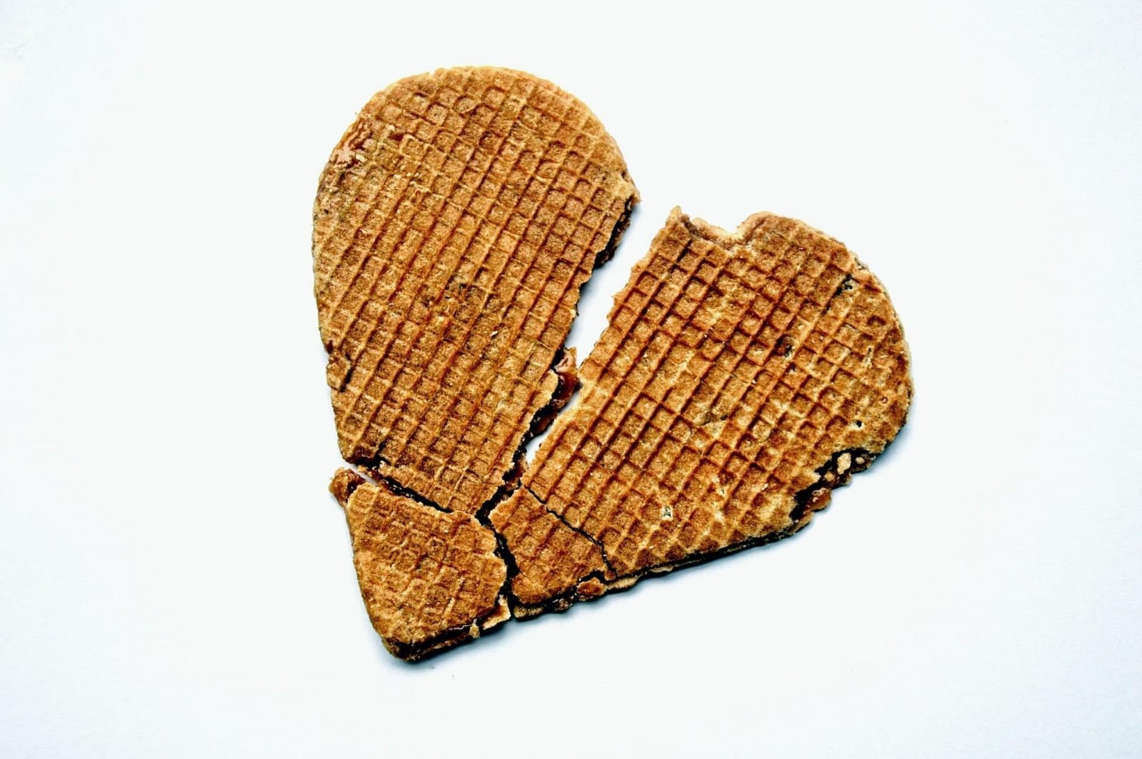 Imagen de una galleta partida, que representa de forma figurada sufrimiento emocional por la pérdida de un vínculo amoroso.